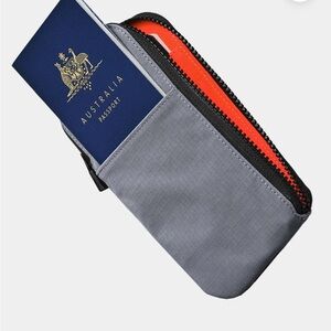 NWT Alpaka Zip Travel Wallet